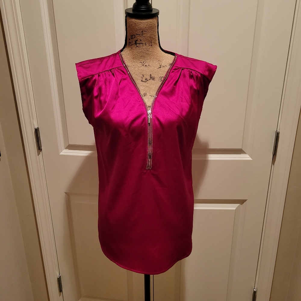 NWT WOMAN'S sleeveless, front zip up decal, fantastic color, can be worn many